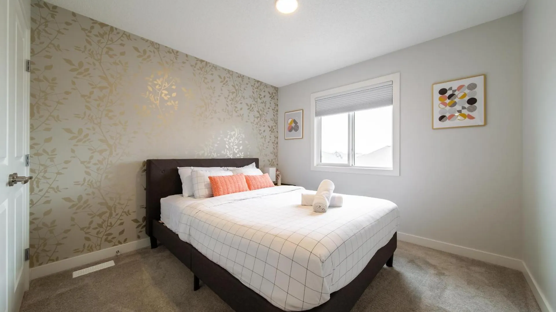 Spacious 5Br Family Home With Hot Tub, 7 Beds, Near West Edmonton Mall Canada