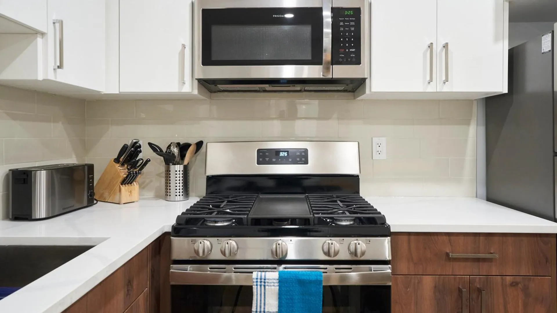 Spacious 5Br Family Home With Hot Tub, 7 Beds, Near West Edmonton Mall 0*,  Canada